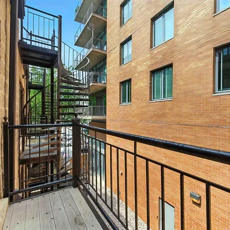 Spacious 3-bed West Loop Townhouse, 1 Car Garage Holiday home