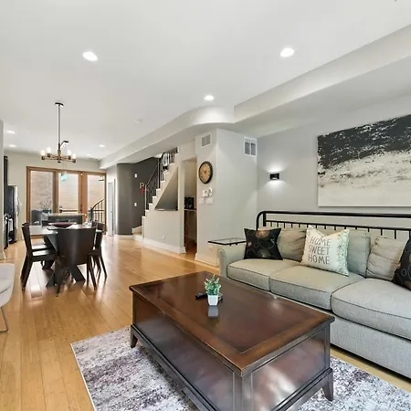 Spacious 3-bed West Loop Townhouse, 1 Car Garage Holiday home