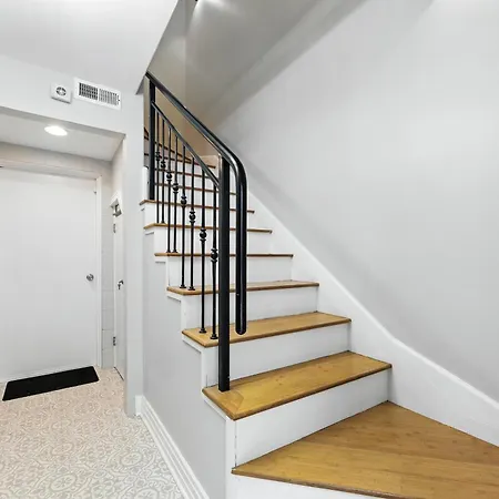 Holiday home Spacious 3-bed West Loop Townhouse, 1 Car Garage
