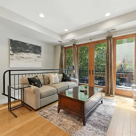 Holiday home Spacious 3-bed West Loop Townhouse, 1 Car Garage *