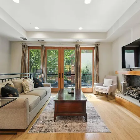 Spacious 3-bed West Loop Townhouse, 1 Car Garage *
