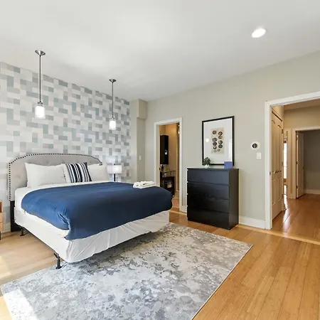 Spacious 3-bed West Loop Townhouse, 1 Car Garage