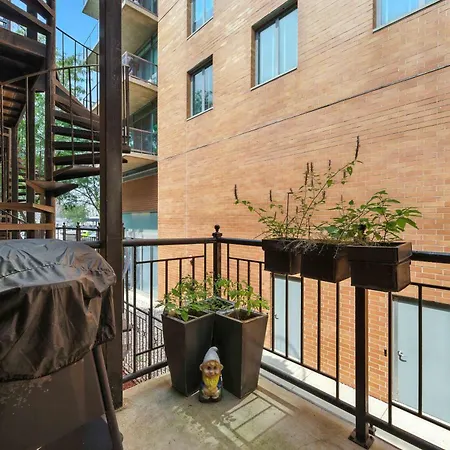 Holiday home Spacious 3-bed West Loop Townhouse, 1 Car Garage