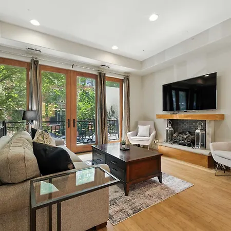 Holiday home Spacious 3-bed West Loop Townhouse, 1 Car Garage Chicago