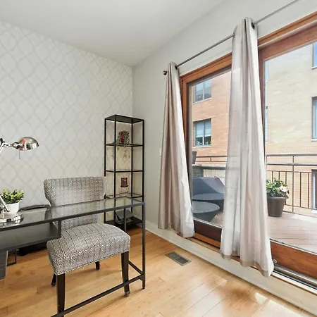 Spacious 3-bed West Loop Townhouse, 1 Car Garage *
