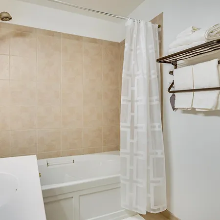 Downtown Living: Walkable, Modern Holiday home *