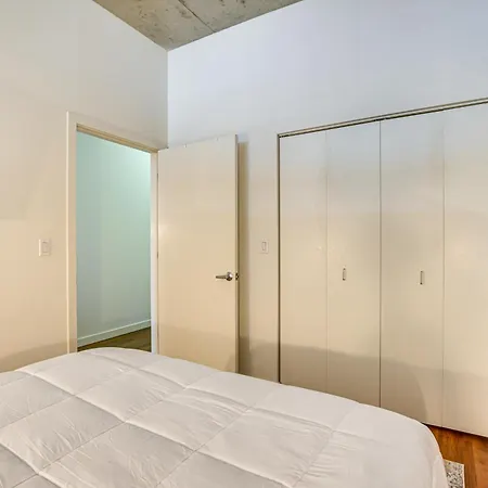 Downtown Living: Walkable, Modern Holiday home Chicago