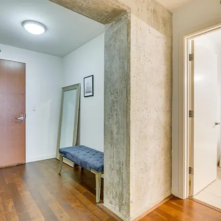 Downtown Living: Walkable, Modern Holiday home