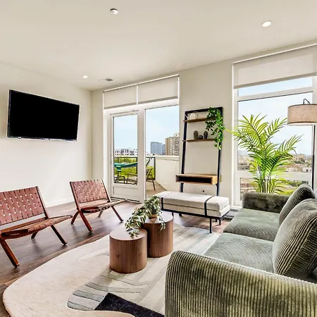 Apartment Luxurious 3bd Penthouse L Private Patio L Gym L Stunning Rooftop *