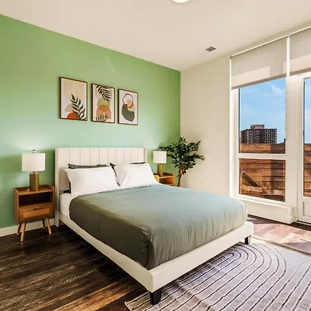 Luxurious 3bd Penthouse L Private Patio L Gym L Stunning Rooftop Chicago