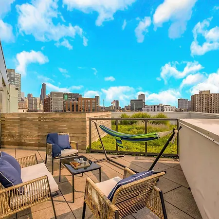 Luxurious 3bd Penthouse L Private Patio L Gym L Stunning Rooftop Apartment