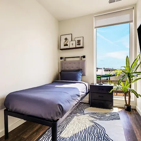 Apartment Luxurious 3bd Penthouse L Private Patio L Gym L Stunning Rooftop