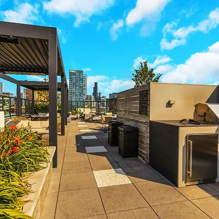 Luxurious 3bd Penthouse L Private Patio L Gym L Stunning Rooftop Apartment *