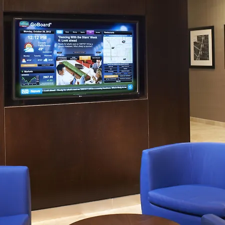 Courtyard By Marriott Downtown/river North Hotel 3*