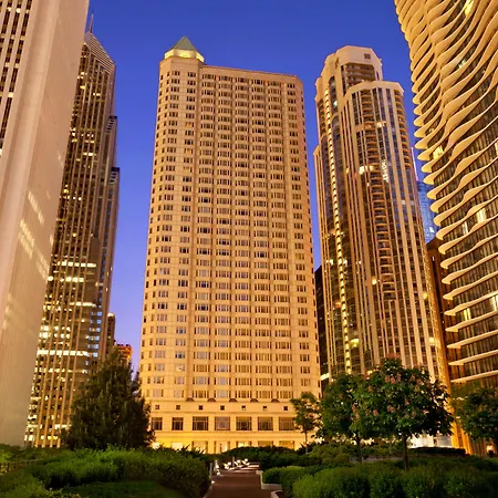 Fairmont Millennium Park 4*