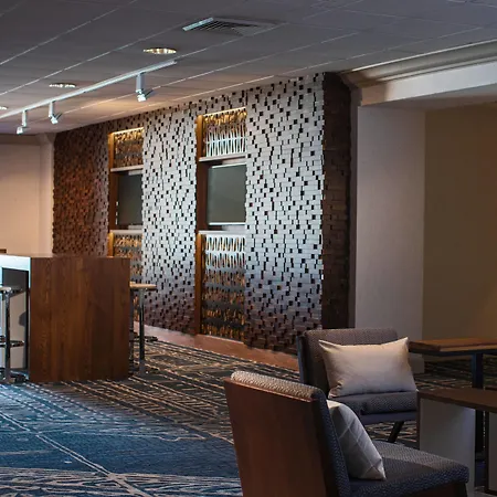 Marriott Downtown Magnificent Mile 4*