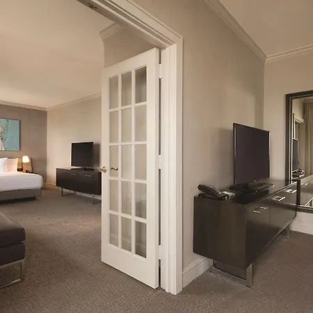 Hilton Magnificent Mile Hotel 3*