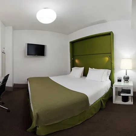 Hotel Express - Magnificent Mile By Ihg 3*