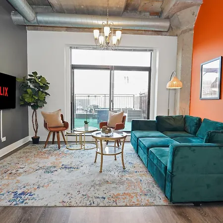 Spacious 2br On Michigan Ave With Private Patio, Optional Parking & Gym Near Mccormick Convention Center, Soldier Field And Grant Park Apartment