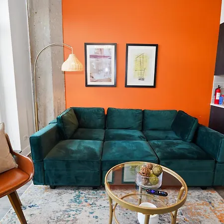 Spacious 2br On Michigan Ave With Private Patio, Optional Parking & Gym Near Mccormick Convention Center, Soldier Field And Grant Park *