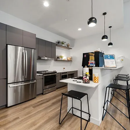 3br Escape Bright Sleek Spacious Chicago
