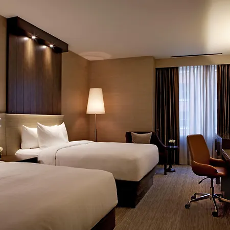 Hyatt Centric Magnificent Mile 4*