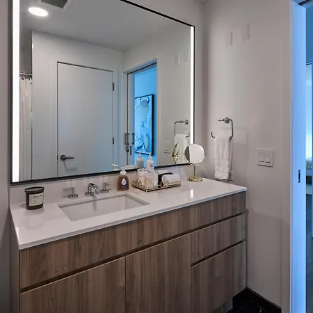 Lux Apts With Views And Amenities