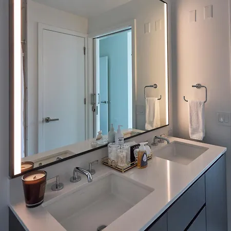 Lux Apts With Views And Amenities