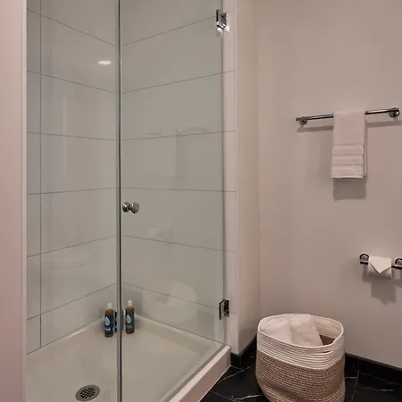 Lux Apts With Views And Amenities