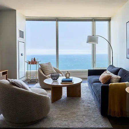 Lux Apts With Views And Amenities