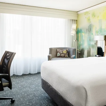 Courtyard By Marriott Downtown/magnificent Mile Hotel 3*