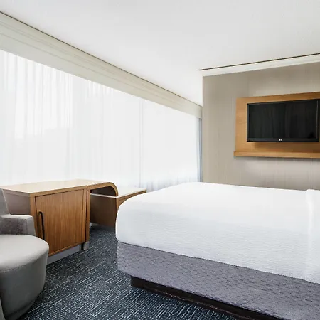 Courtyard By Marriott Downtown/magnificent Mile Hotel 3*