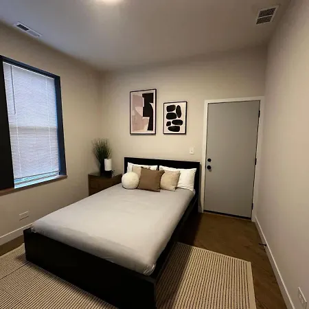 Holiday home 2 Bedroom With Soaking Tub And Onsite Parking Chicago