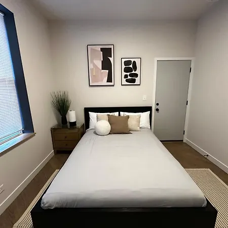 2 Bedroom With Soaking Tub And Onsite Parking * Chicago