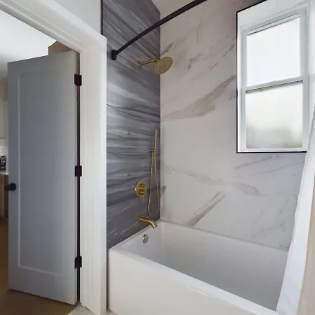 2 Bedroom With Soaking Tub And Onsite Parking Chicago
