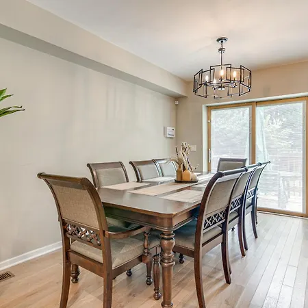 2 Mi To South Shore Beach: Urban Retreat W/ Yard Holiday home *