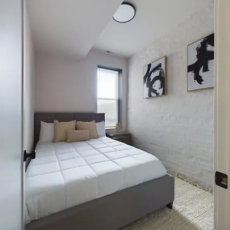 Holiday home 2 Bedroom With Soaking Tub And Onsite Parking Chicago