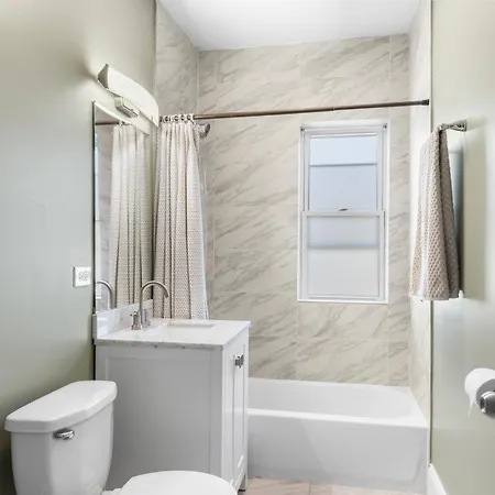 Homestay 3835 W North #2 Chicago