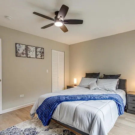 Holiday home 2 Mi To South Shore Beach: Urban Retreat W/ Yard
