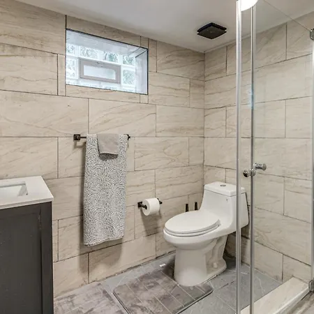 2 Mi To South Shore Beach: Urban Retreat W/ Yard Chicago
