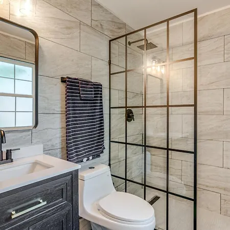 2 Mi To South Shore Beach: Urban Retreat W/ Yard Holiday home *