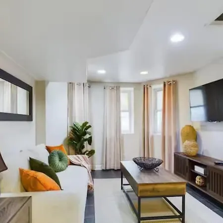 Free Parking Just A 15 Min Walk To Wrigley With Cta Apartment *