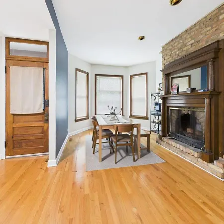 Apartment Spacious 4br Covered Parking Just Steps To Wrigley Chicago