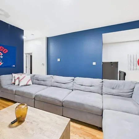 Spacious 4br Covered Parking Just Steps To Wrigley Apartment Chicago