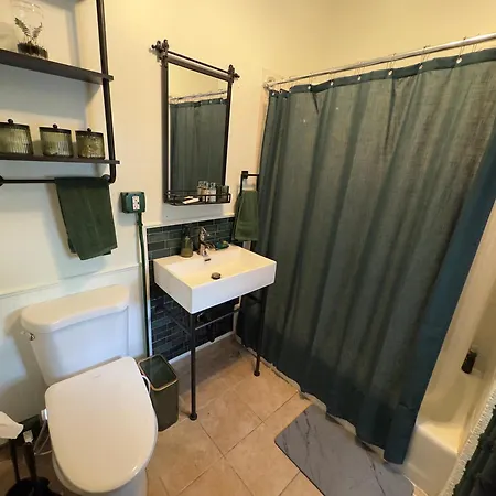 Tranquil Library 2brm 1bath Private Eclectic At Solar Apartment Chicago