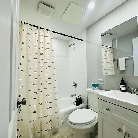 Quiet 1 Bedroom 1 Free Parking High Speed Wi-fi * Chicago