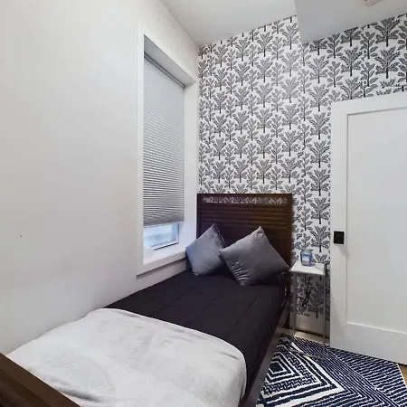 2br With Onsite Parking And Laundry Just 4 Min To Downtown Apartment Chicago