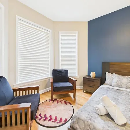 Spacious 4br Covered Parking Just Steps To Wrigley Apartment *