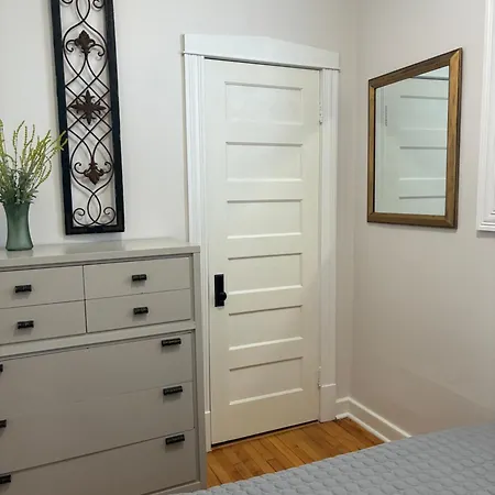 Historic Feel Modern Comfort Walk To Parks & Food Apartment Chicago