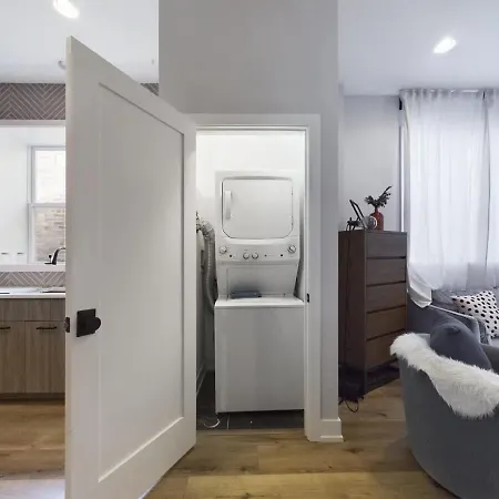 West Town 2br With In-unit Laundry And Onsite Parking *